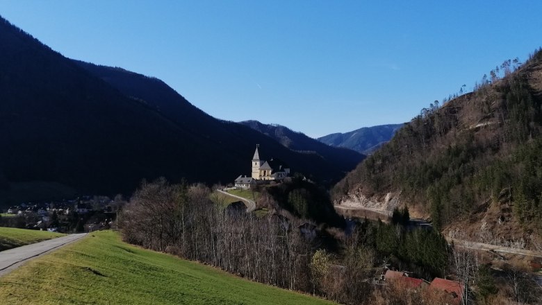 Die Pfarrkirche Hollenstein an der Ybbs mit mächtigem gotischen Turm , © Christine Baron