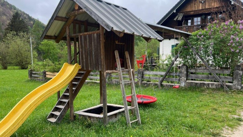 Hannis Farbscheune Spielplatz vorm Haus, © Ybbstaler Alpen_Karin Hager